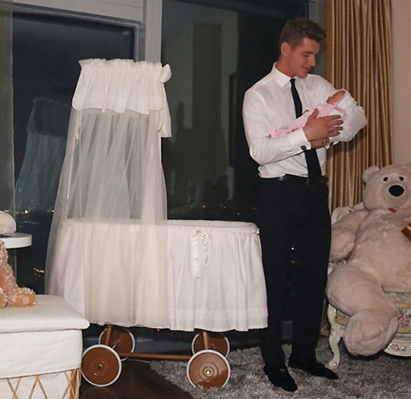 По сюжету Воробьев играет счастливого отца семейства