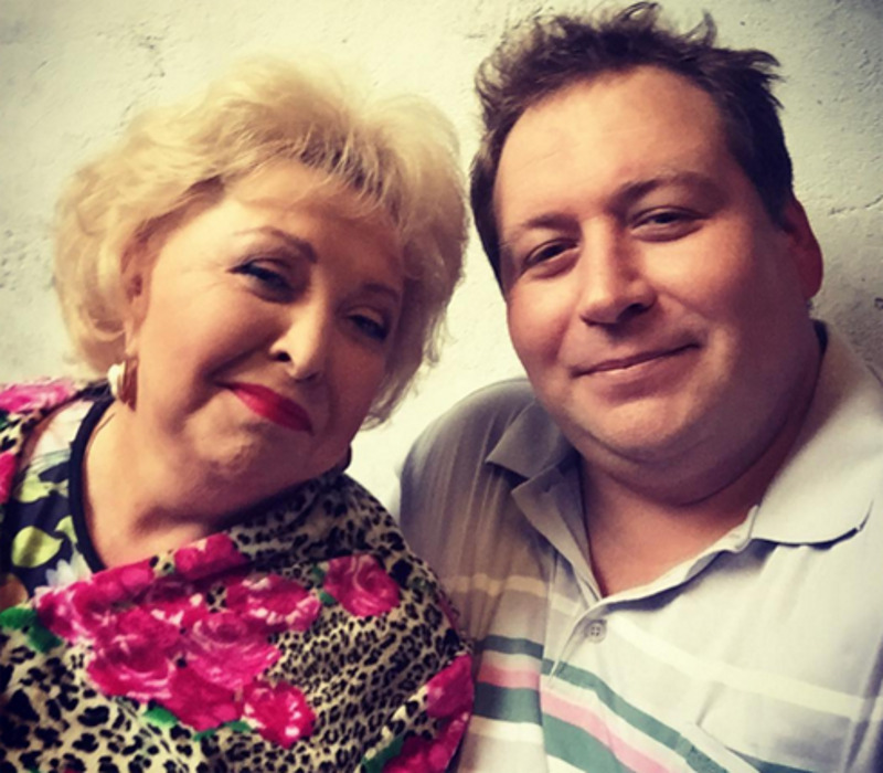 Стас Дужников со своей экранной мамой из сериала «Воронины»