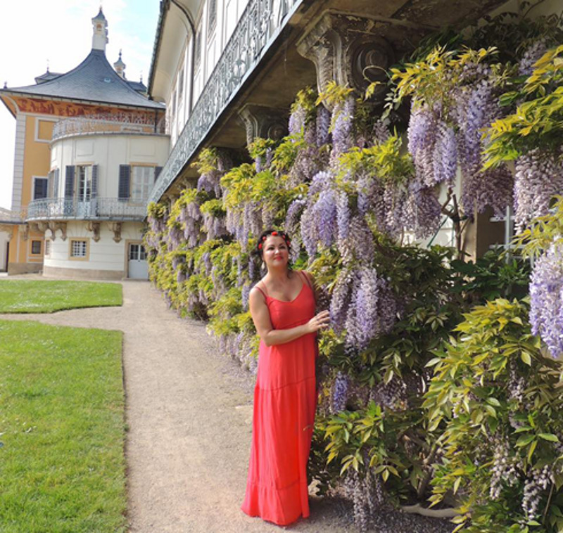 Красный сарафан, который надела Анна в Швейцарии, произвел фурор