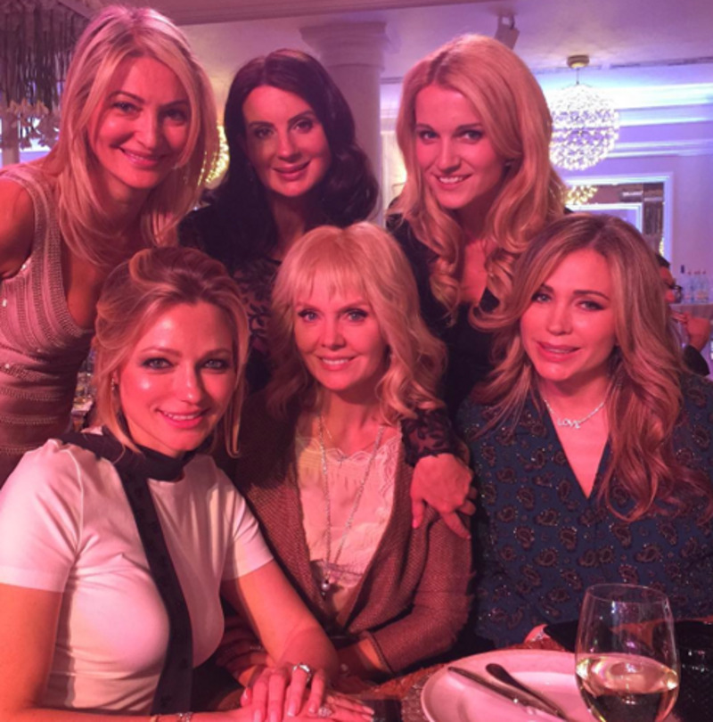 Подруги именинницы: Валерия, Инна Маликова, Екатерина Стриженова, Евгения Малахова, Ирина Полторак и Елена Антоненко