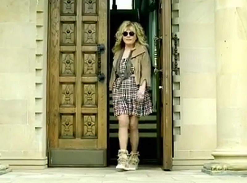 На видео Пугачева предстает в кокетливом мини-платье