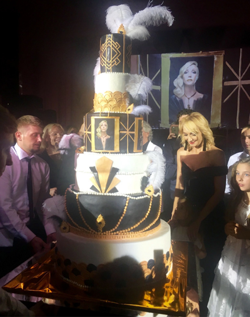 Главным угощением праздничного стола стал многоярусный торт