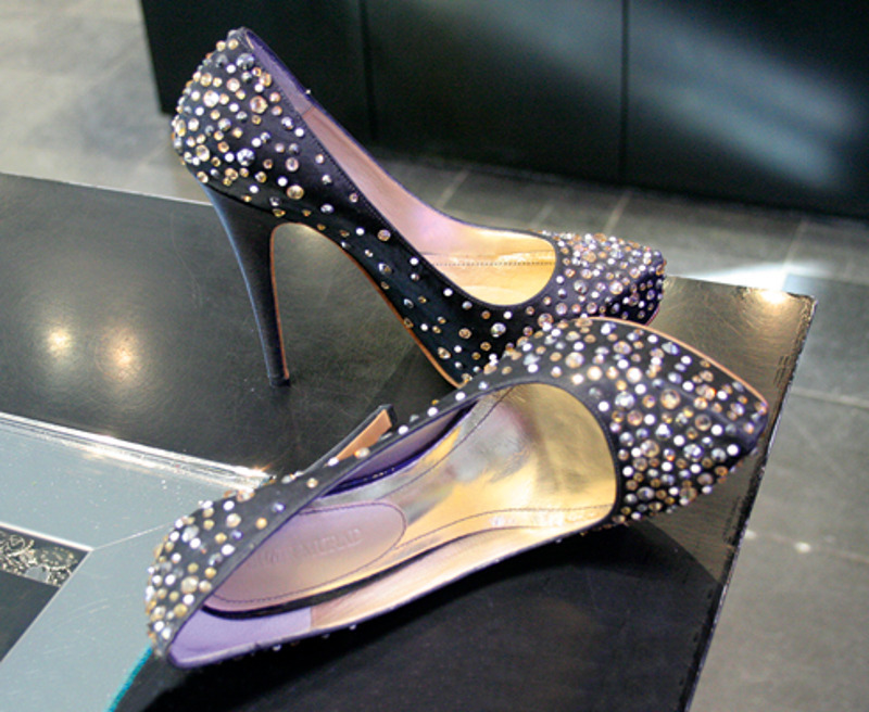 Туфли со стразами хорошо смотрятся во время выступления, как часть шоу