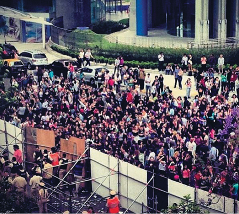 Фанаты Джастина Бибера буквально штурмуют отели, в которых останавливается певец 