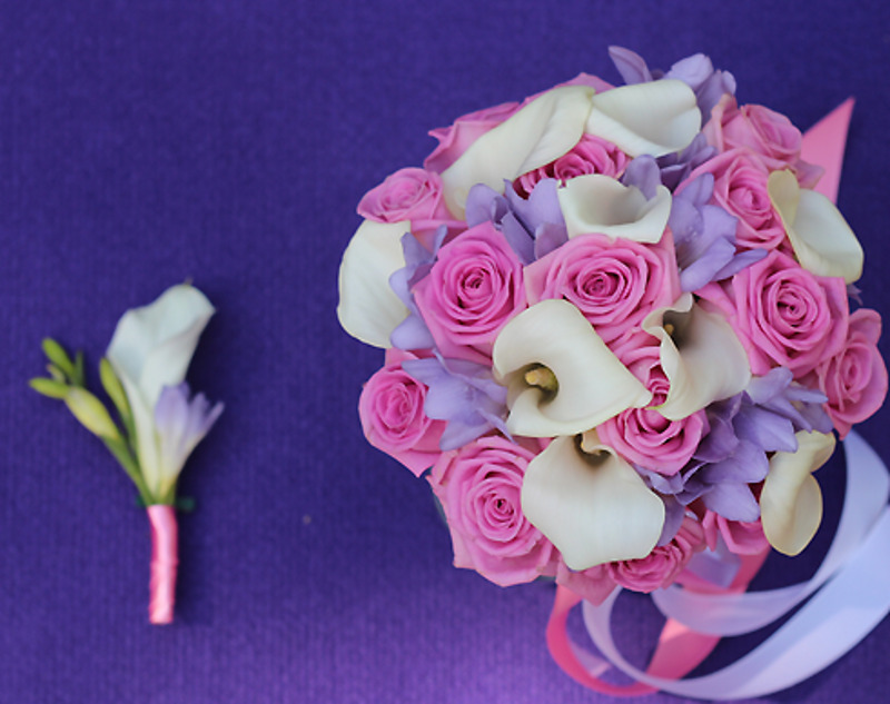 Чтобы не обидеть незамужних подруг, невеста может поделить свой свадебный букет на всех