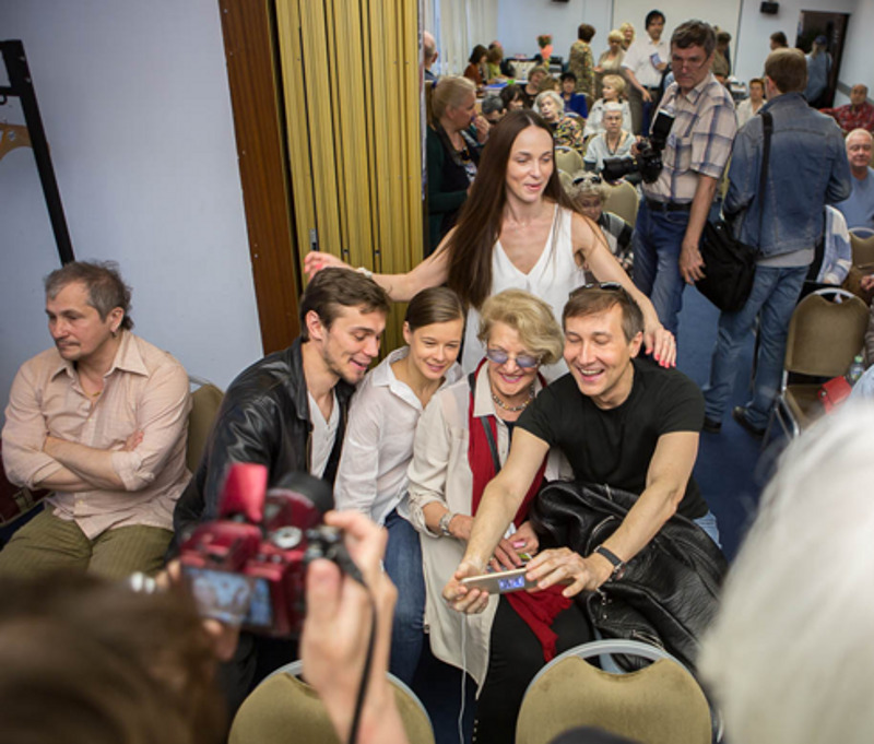 На пресс-конференции, посвященной открытию фестиваля, звезды не только рассказали о программе, но и сделали селфи на память