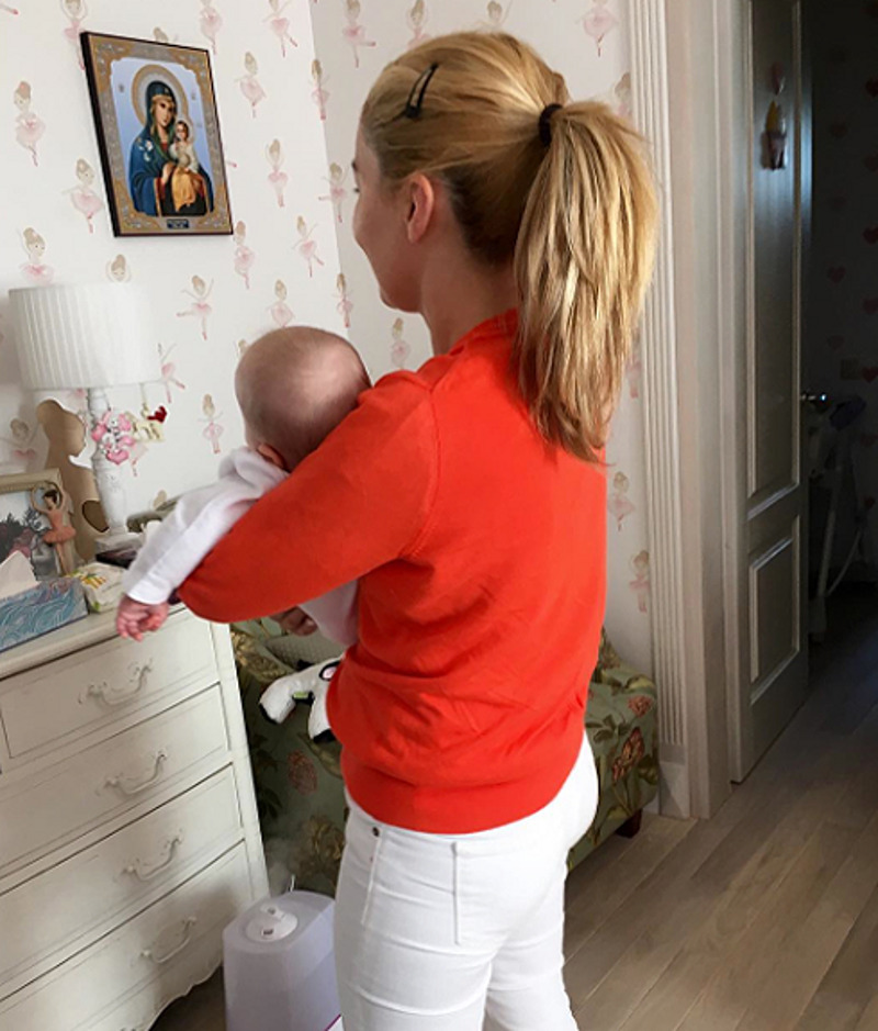 Семимесячная Вероника со своей старшей сестрой Юлей Николаевой