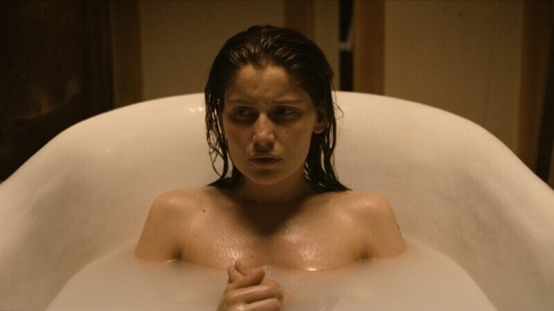 Каста не боится сниматься обнаженной. «Нагота – это ведь так естественно», – говорит она