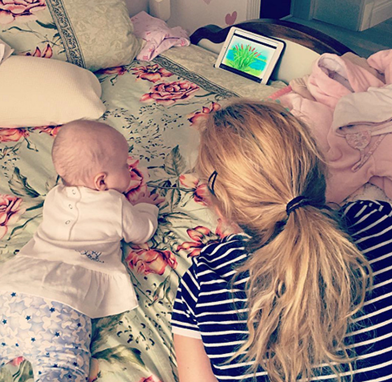 Юля, рожденная в первом браке Николаева, с удовольствием нянчится с маленькой сестренкой 