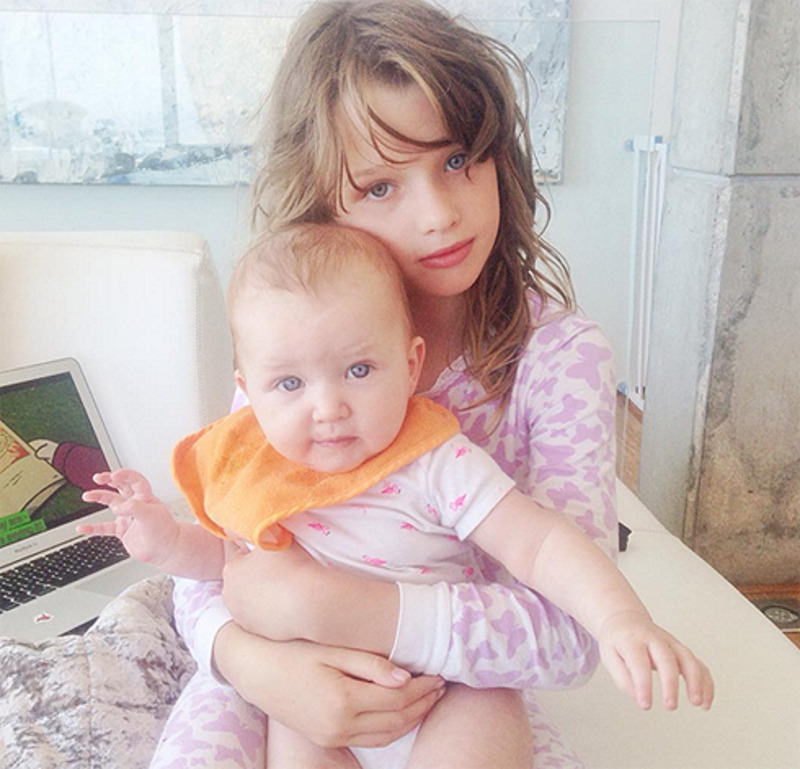 Мила Йовович показала подросших дочек