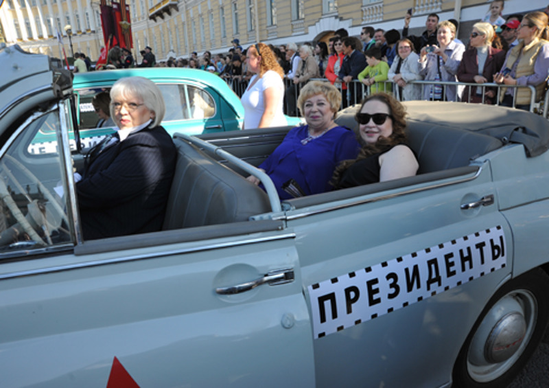 Президент фестиваля Светлана Крючкова и гендиректор Людмила Томская ехали в автомобиле с соответствующей надписью