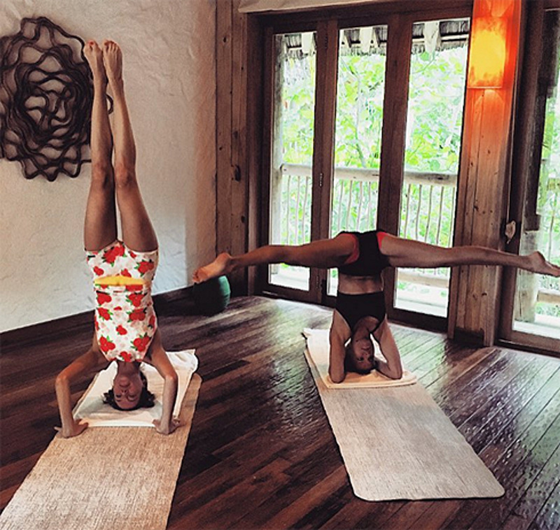 Наташа Ионова и Ксения Собчак продолжили занятий йогой