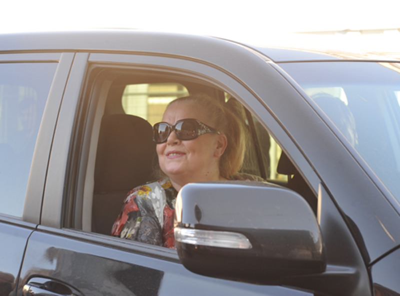 Людмила Сенчина предпочла старинным машинам современные автомобили