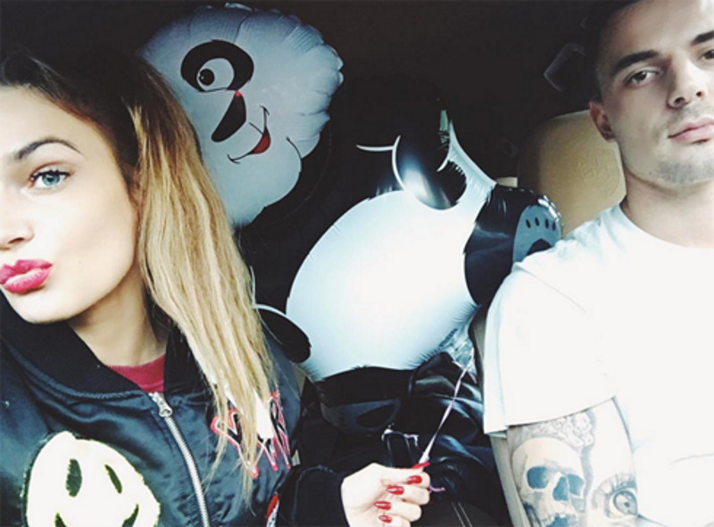 «Он Я и панда определились с датой свадьбы», - подписала этот снимок Водонаева