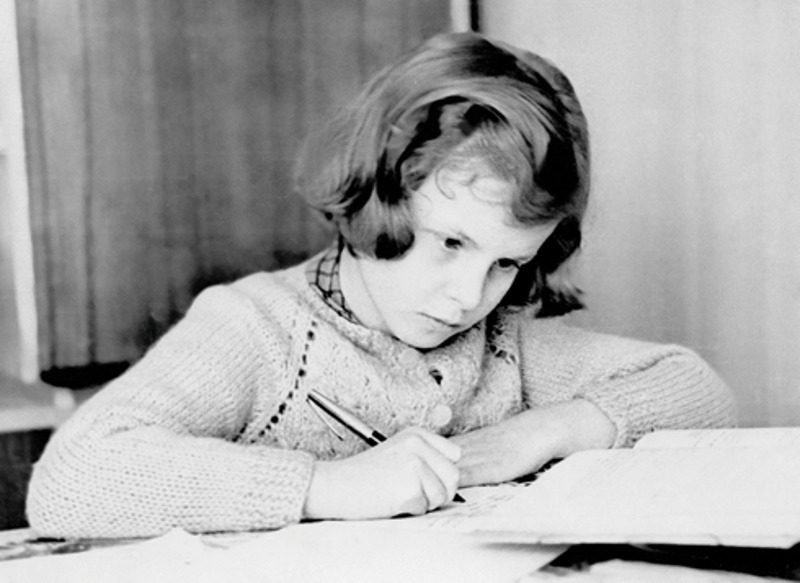 Валентина прилежно училась, много читала и была «тургеневской барышней»