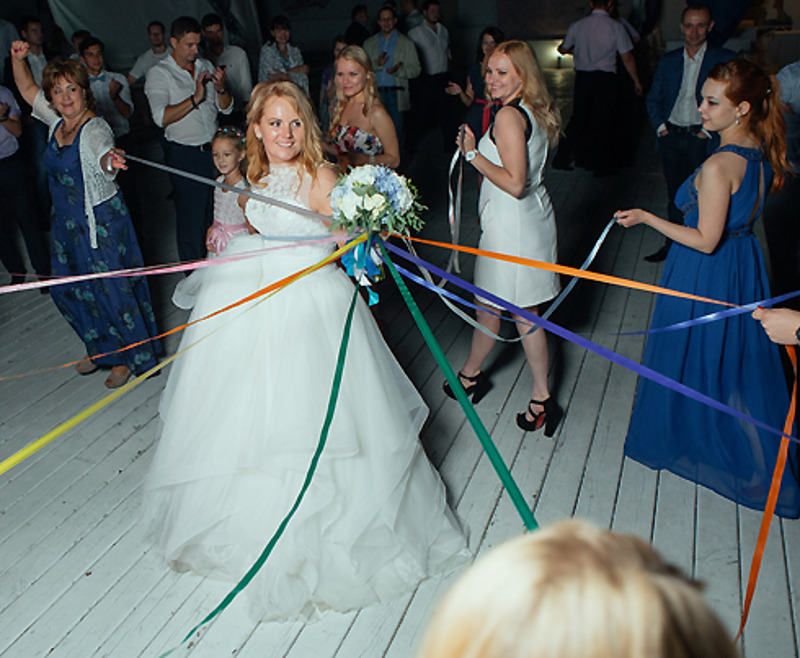 Хороший способ избежать неловких ситуаций со свадеьным букетом - устроить хоровод с ленточками