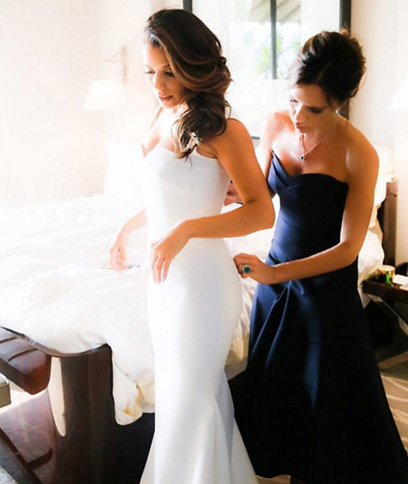 Виктория Бекхэм помогает Еве Лонгории надеть свадебное платье