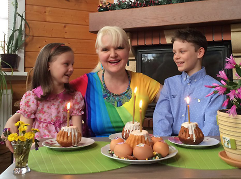 Маргарита Суханкина с детьми готовятся к Пасхе