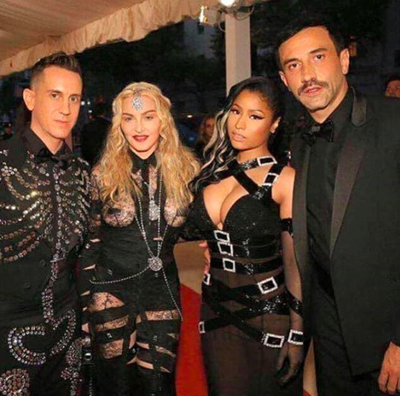 Грудь Мадонна прикрыла черными полосками. На фото - с креативным директором Moschino Джереми Скоттом, певицей Никки Минаж и арт-директором Givenchy Риккардо Тиши