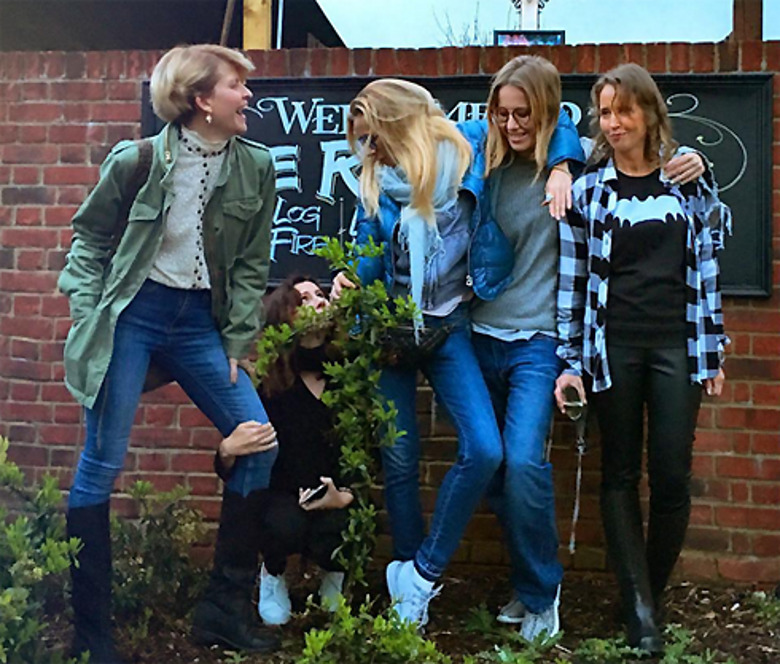 Ксения Собчак весело проводит время в английской деревне