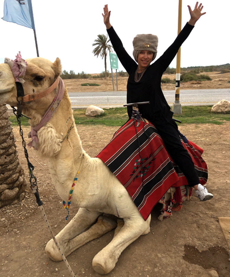 Елене Воробей подарили верблюда