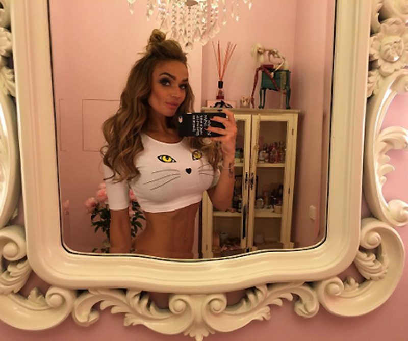 Красавица прославилась благодаря пышному бюсту, но теперь хочет его уменьшить