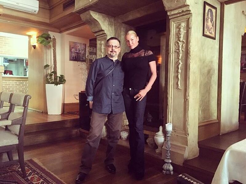 Анастасия Волочкова обсудила с художником детали будущего антрепризного спектакля