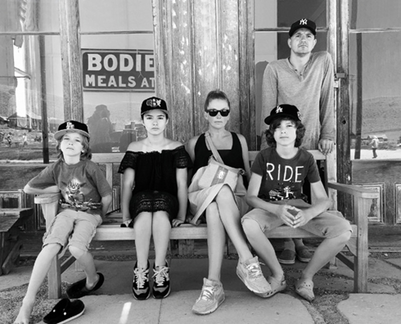 Семья в сборе: Егор с женой Вероникой, дочерью Александрой, сыновьями Платоном и Тихоном