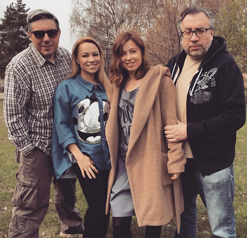 Юлия Савичева в последнее время выбирает свободные наряды