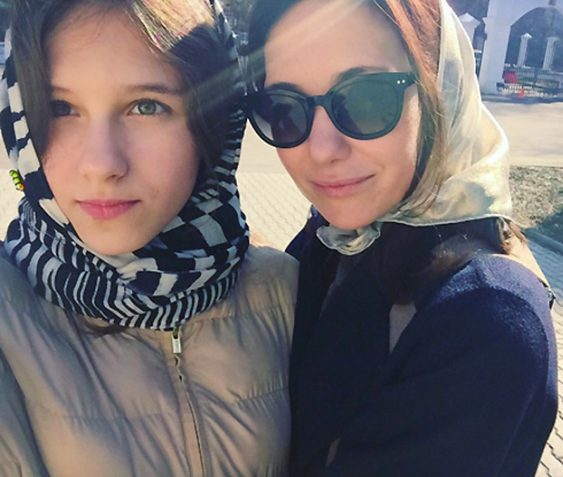 Актриса с дочкой на крещении младшей Бэллы