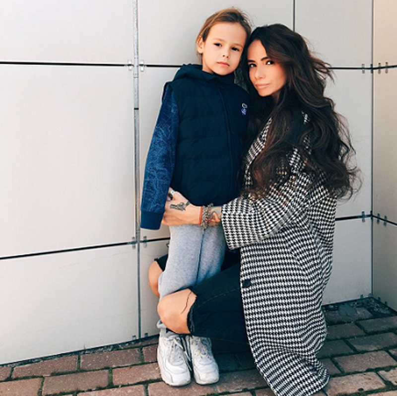 Айза со своим сыном Сэмом