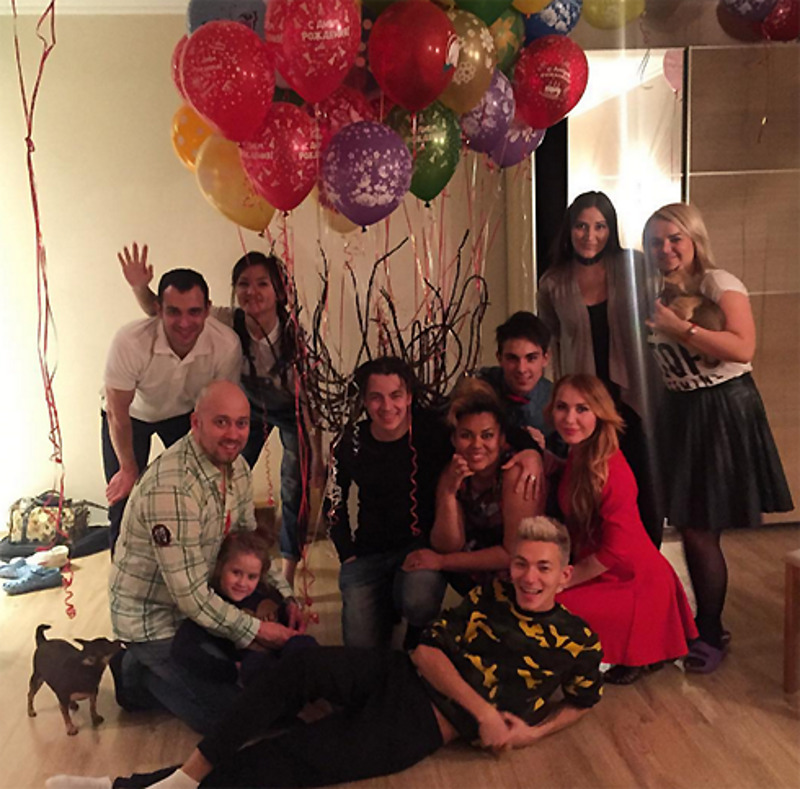Родные и друзья поздравили Корнелию с юбилеем и устроили веселую вечеринку