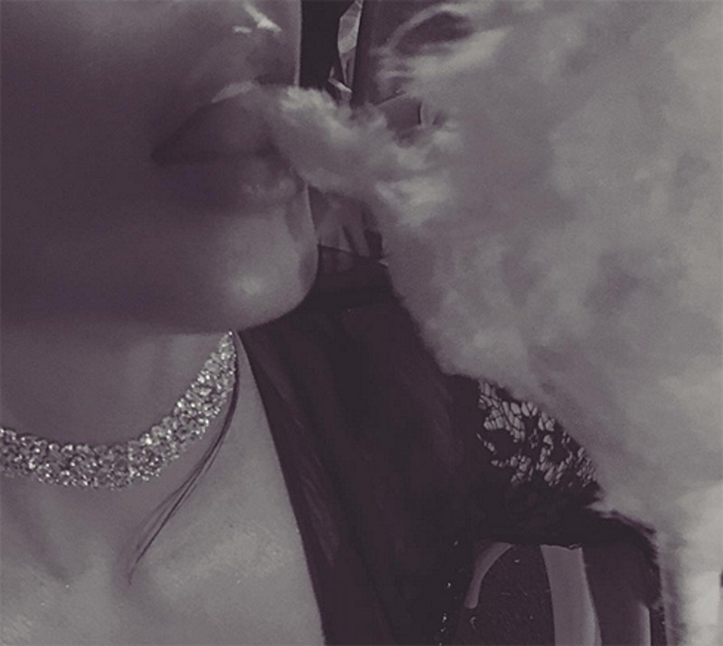 Ким Кардашьян продемонстрировала, как эротично ест сахарную вату...