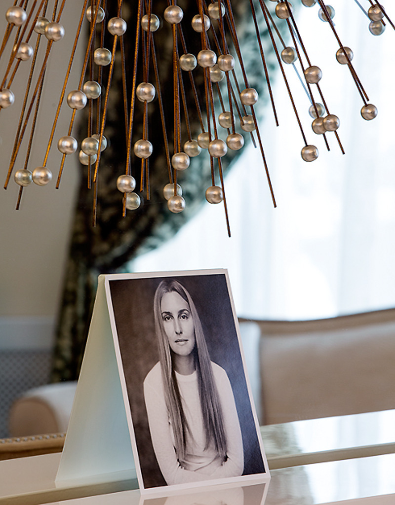 Зеркало с лучами, унизанными бусами, олицетворяет солнце