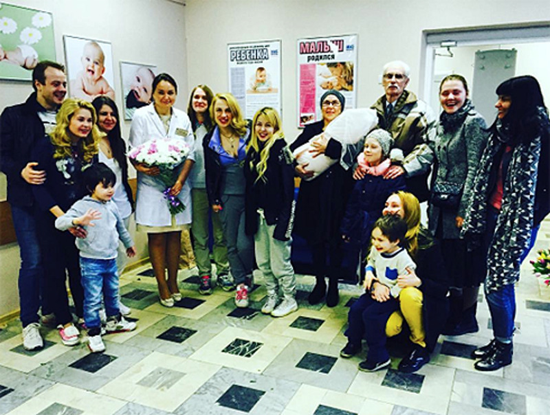 Валерий Гай Германика на выписке из роддома