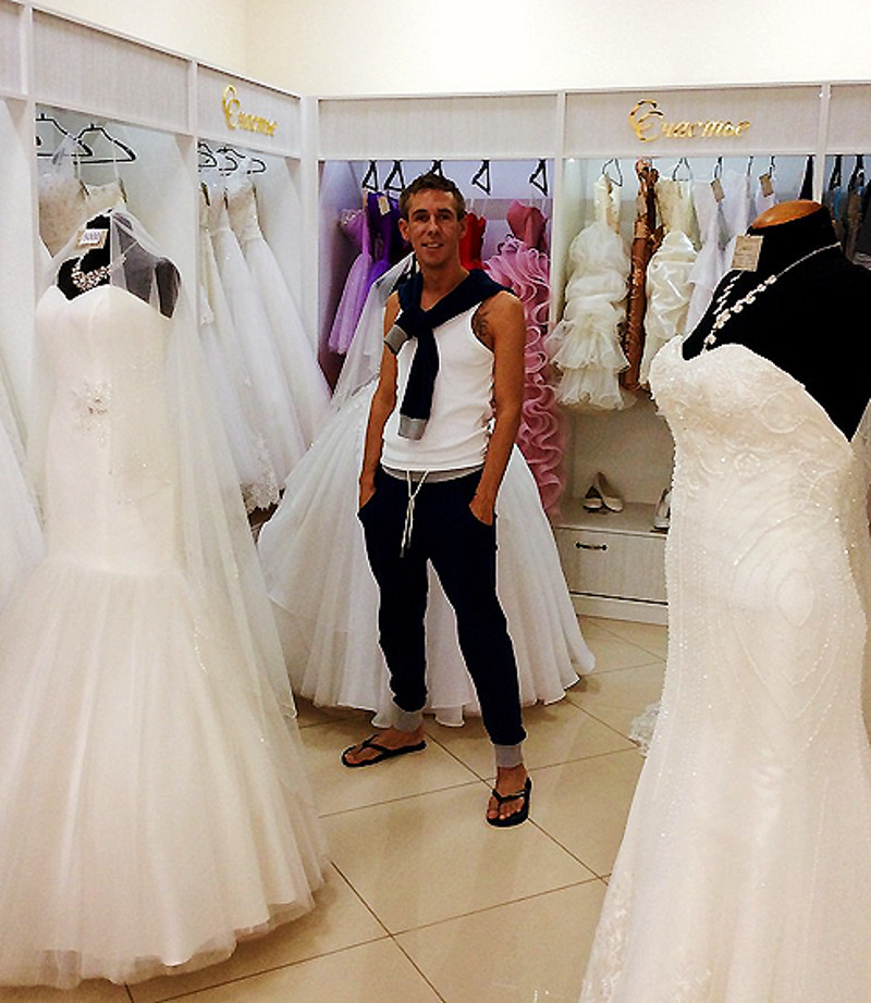 Из-за этого фото из свадебного салона появились первые слухи о женитьбе актера