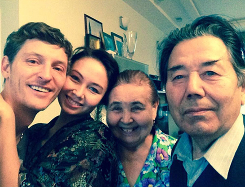 Прославленная гимнастка с мужем, бабушкой и дедушкой