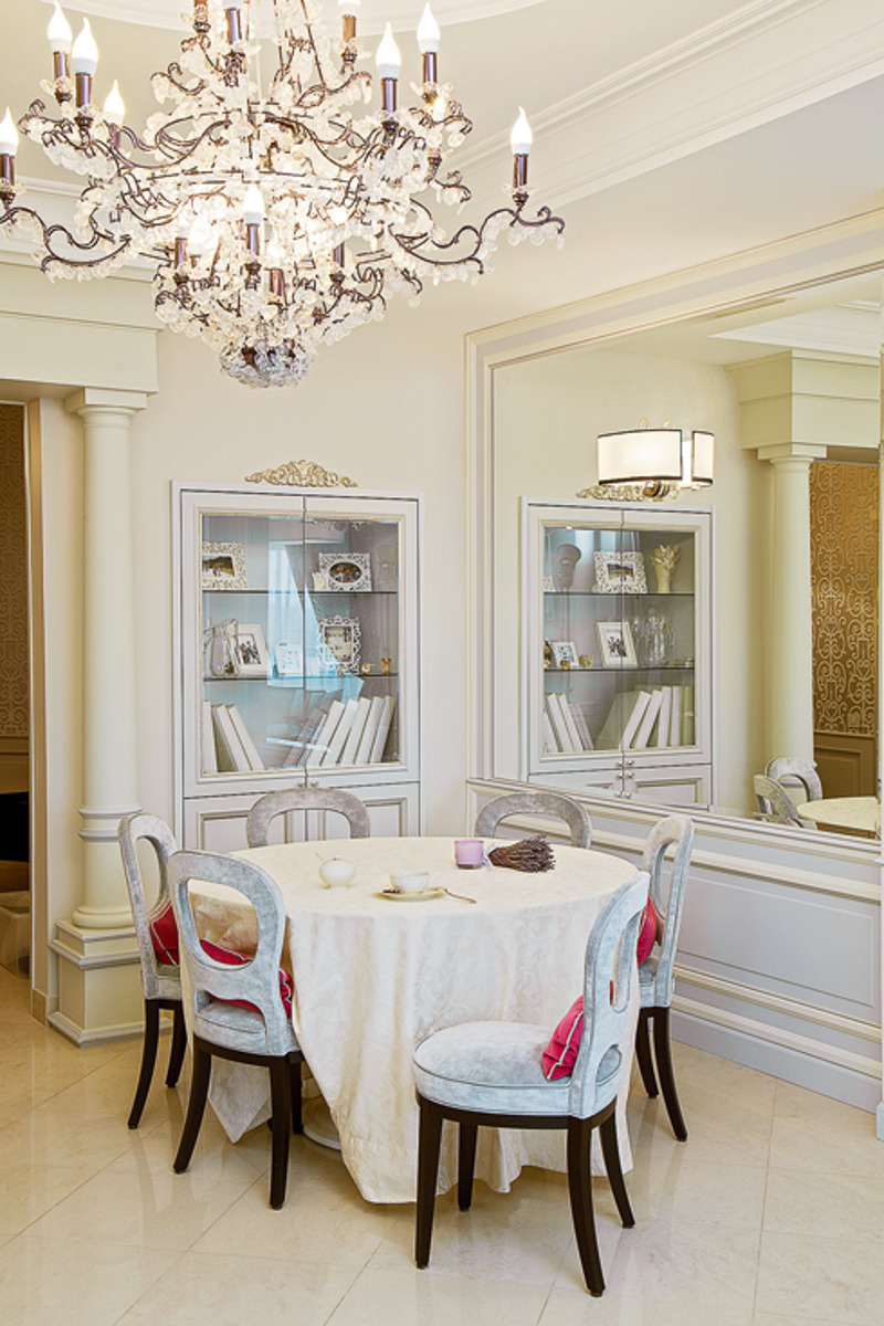 Монументальные колонны «достались» от предыдущих владельцев, но украсили интерьер