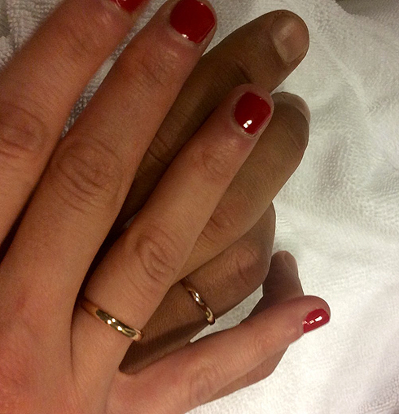 Такие снимки обычно делают сразу же после регистрации. Но, говорят, что они были сделаны несколько лет назад