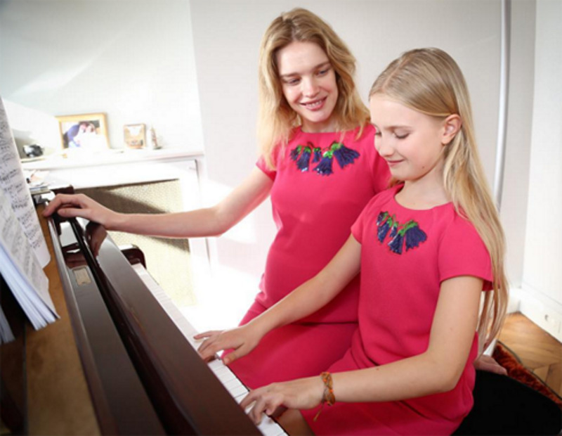 Водянова уже не скрывает свое интересное положение