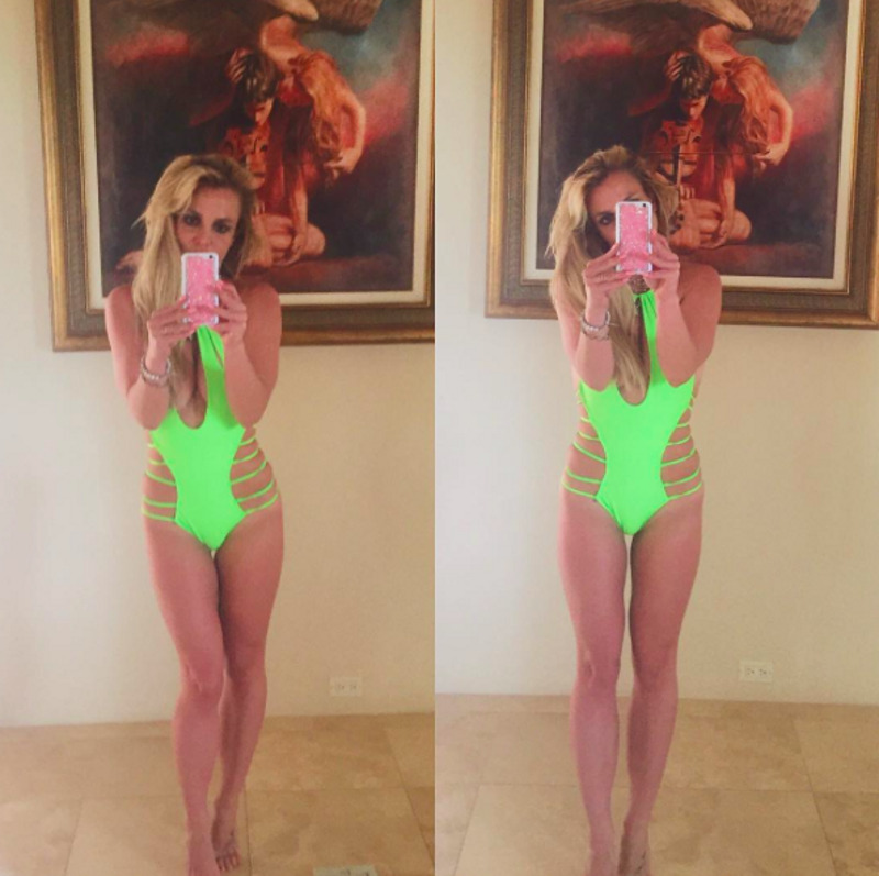 Бритни Спирс хвастается купальником