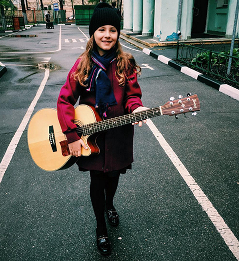 Дочь Ивана Урганта Нина играет на гитаре