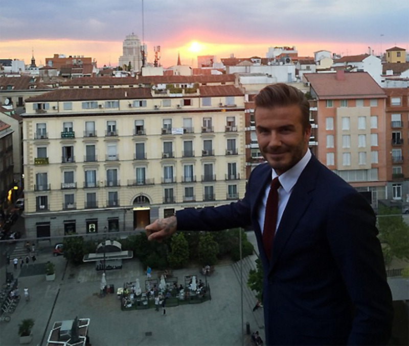 Популярный футболист и любимец дам Дэвид Бекхэм ходит с орденом, но без звания