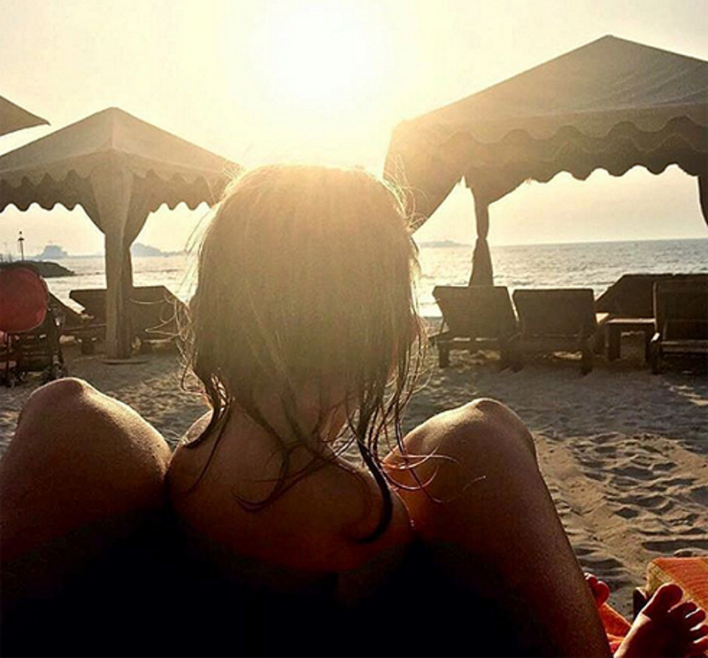 Эта забавная фотография с отдыха вызвала массу обсуждений среди фанатов, которые долго не могли понять, как был сделан снимок и чьи это коленки