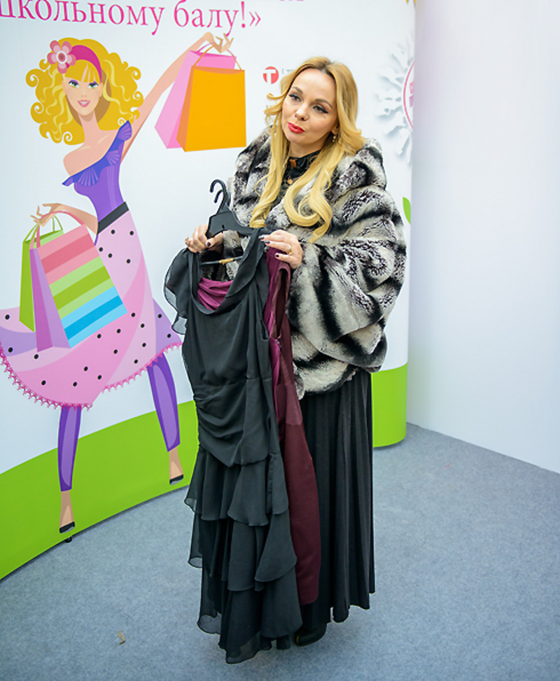 Телеведущая Александра Гайдук с платьями для выпускников
