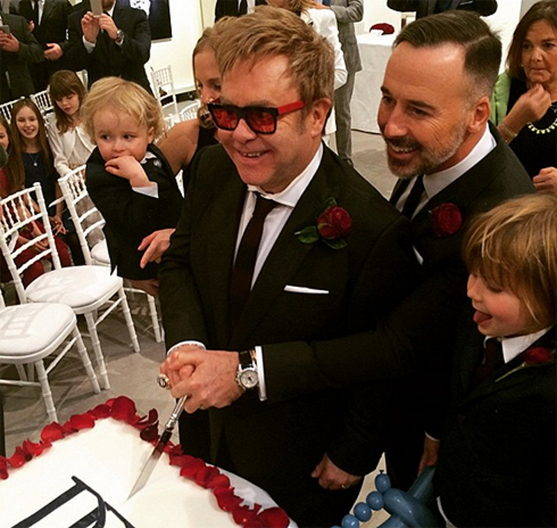 На вручение ордена Элтон Джон пришел со своим партнером Дэвидом Фернишем и матерью