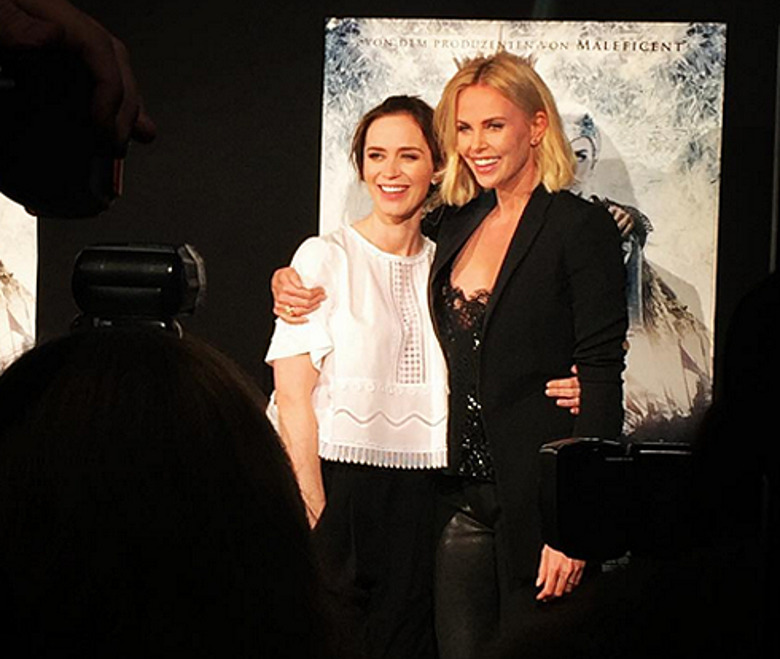 Шарлиз Терон и Эмили Блант на премьере в Гамбурге