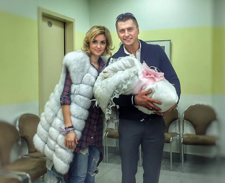 Павел Прилучный, Агата Муцениеце на выписке из роддома