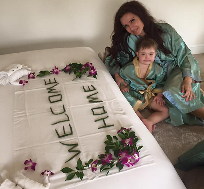 В гостиничном номере Эвелину Бледанс и маленького Семена ждал сюрприз