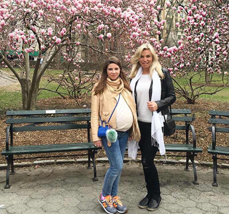 Марина Юдашкина с дочкой за неделю до родов